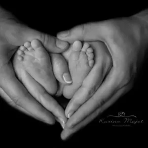 coeur-petits-pieds-bebe-mains-parents-photo-noir-blanc-karine-majet